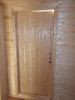 Дополнительная дверь деревянная