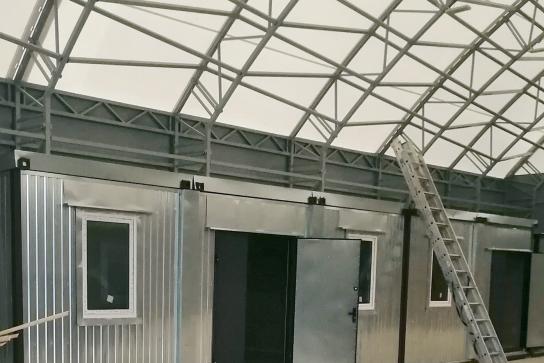 Модульное здание с наклонной крышей